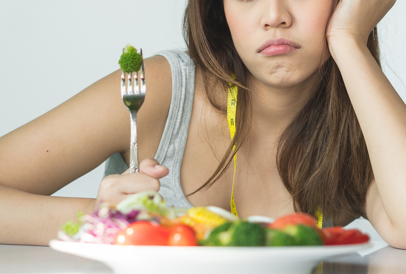 サラダにうんざりするダイエット中の女性
