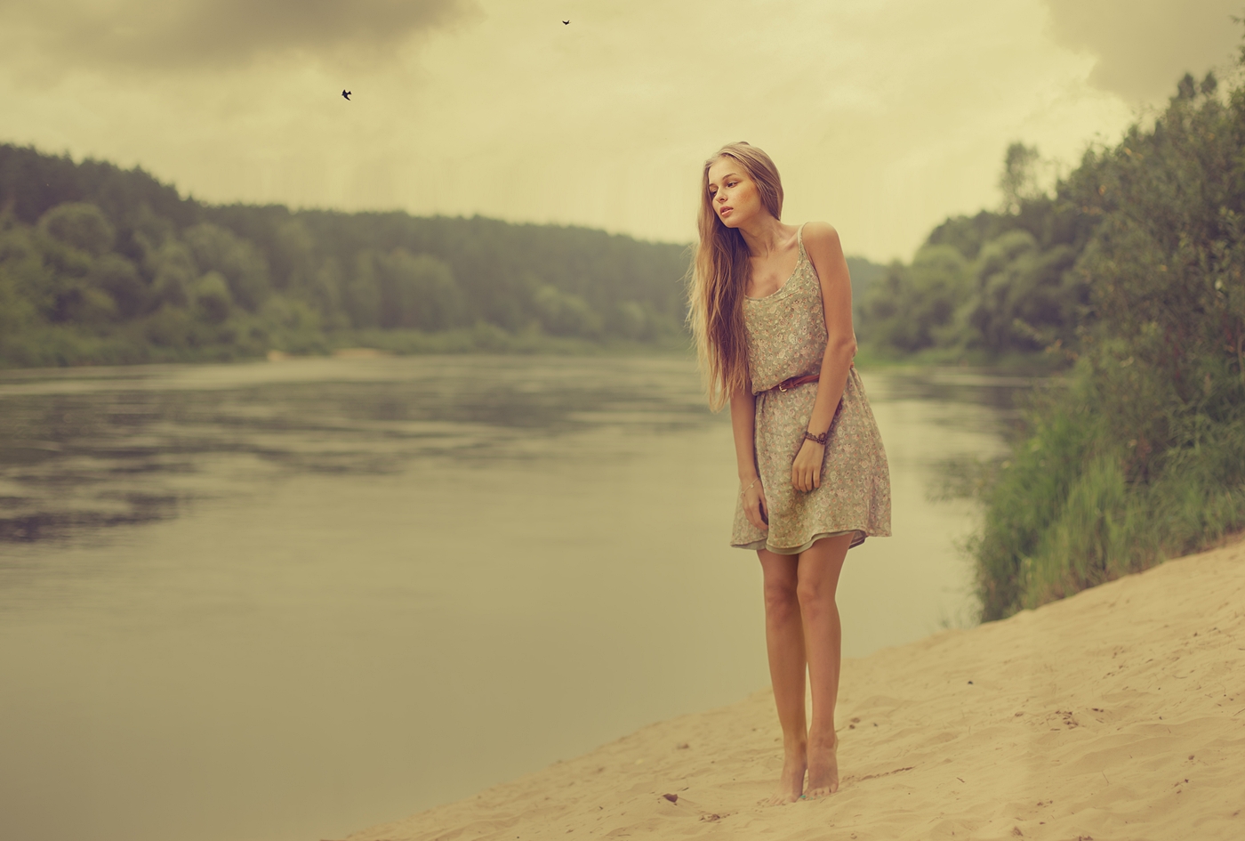 川のほとりに立つ若い外国人女性